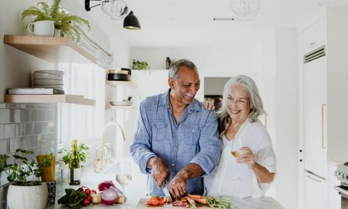 Casal Preparando Um Jantar Saudável