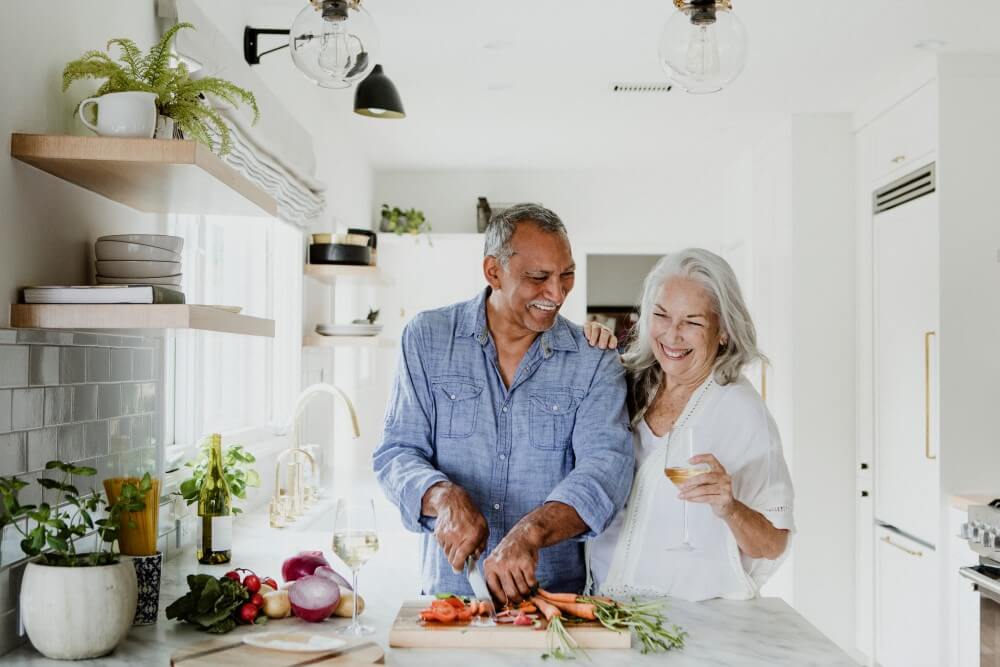 Casal Preparando Um Jantar Saudável