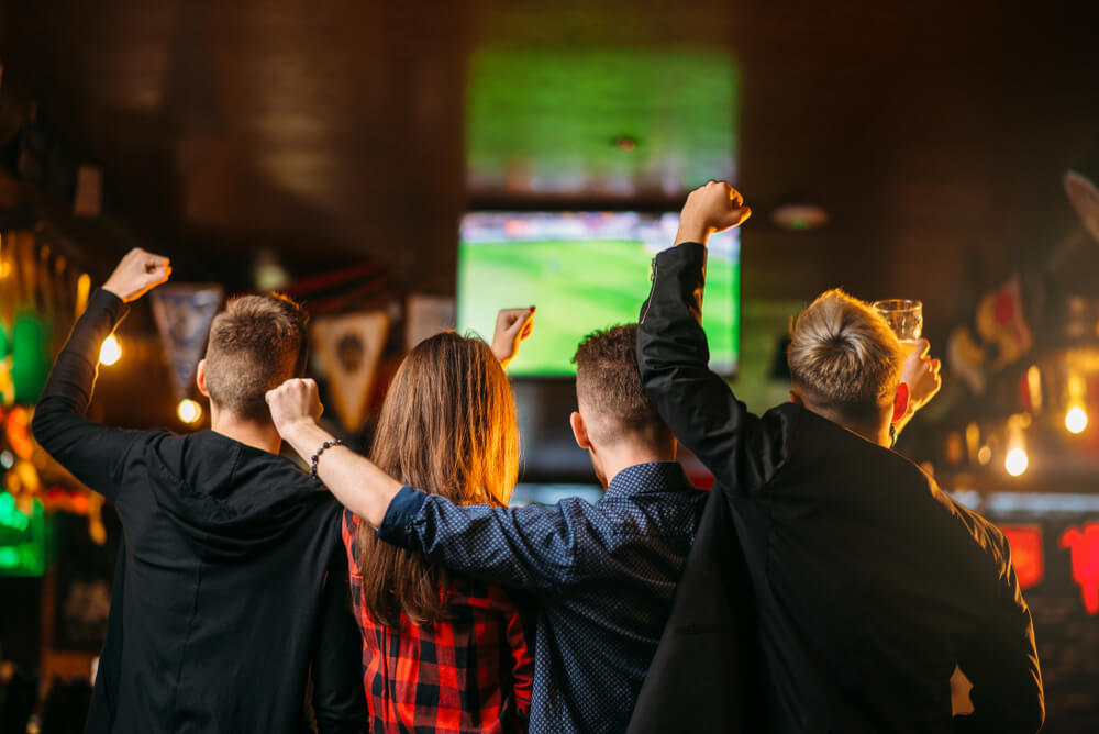 Imagem De Pessoas Assistindo A Copa.