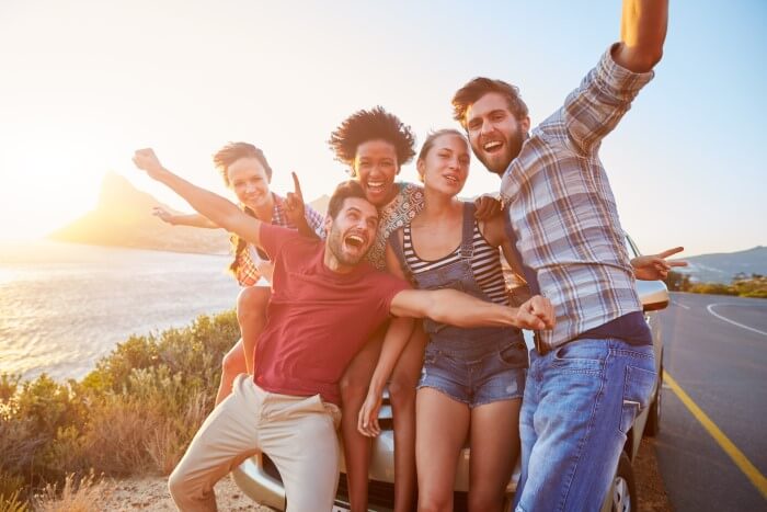 grupo de amigos na estrada viajando