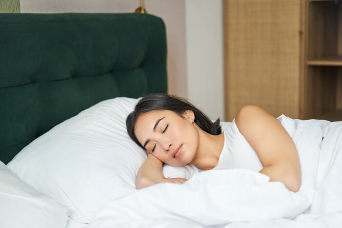 mulher dormindo durante as férias