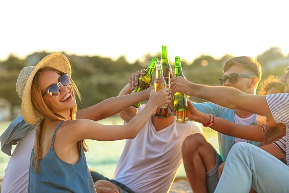 Amigos Tomando Cerveja No Verão