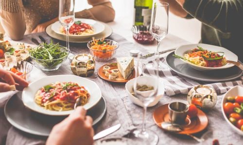 Pessoas Em Um Almoço, Saboreando Receitas De Outono