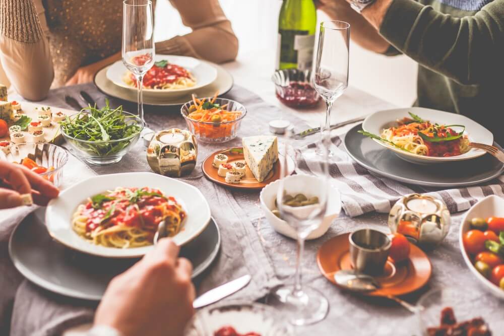 Pessoas Em Um Almoço, Saboreando Receitas De Outono