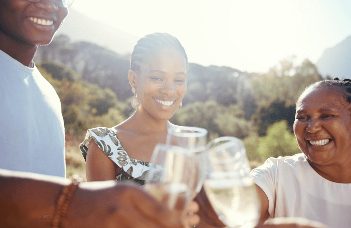 mãe e filhos comemorando Dia das Mães com vinho