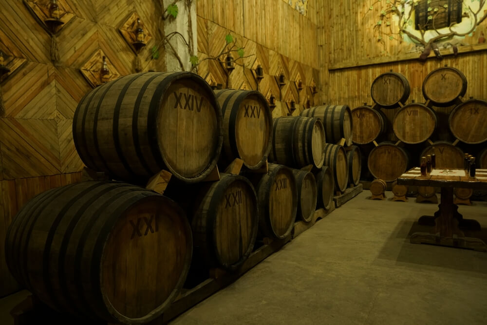 Barricas de carvalho nas quais os vinhos são armazenados.