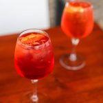 Imagem de duas taças com o drink Campari Spritz.