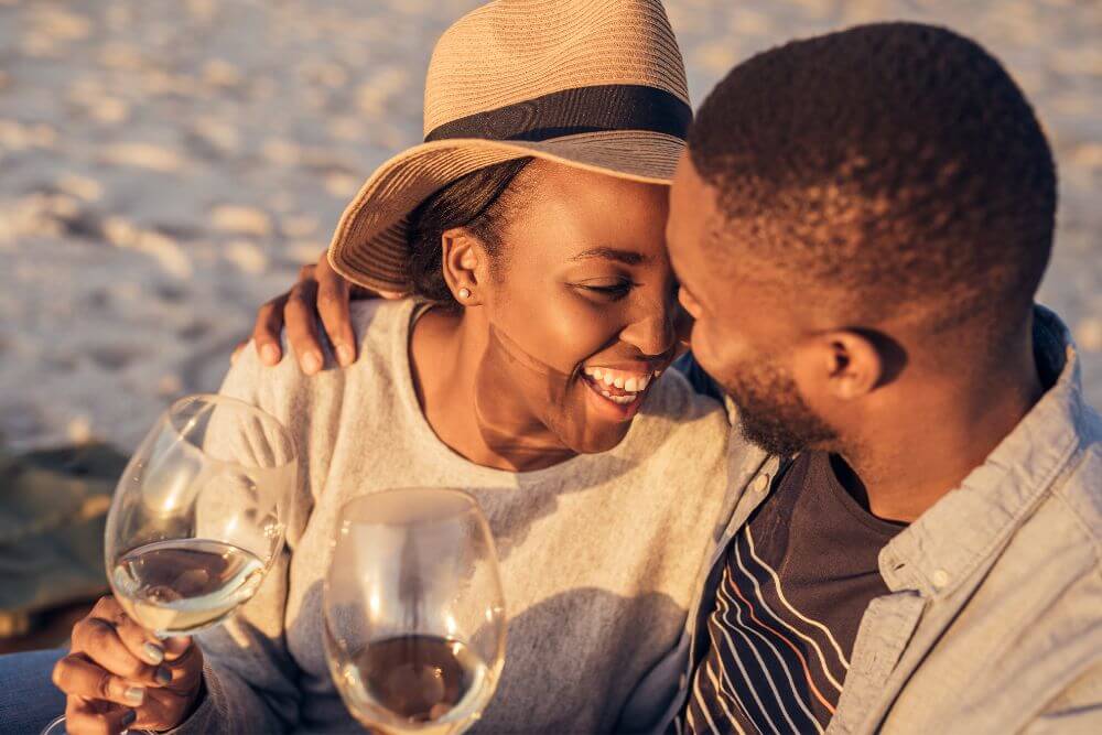 Casal Sorrindo Comemorando Com Vinho O Dia Dos Namorados