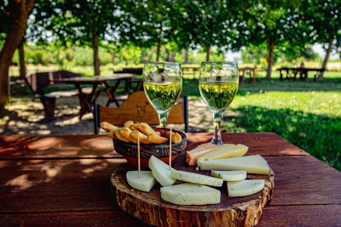 mesa montada com vinho da uva torrontés e aperitivos