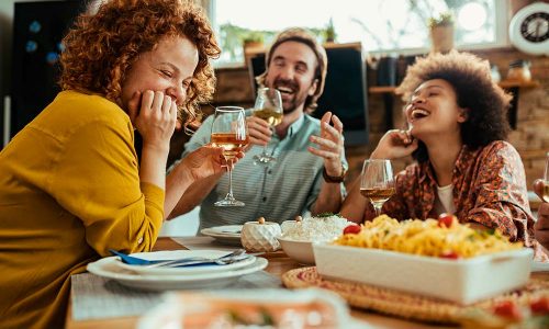 Duas Mulheres E Um Homem Degustando Vinho No Almoço