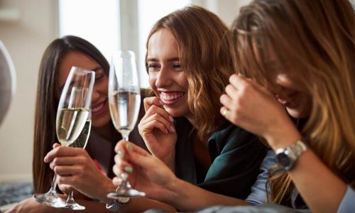 Três Amigas Fazendo Harmonização Com Champagne