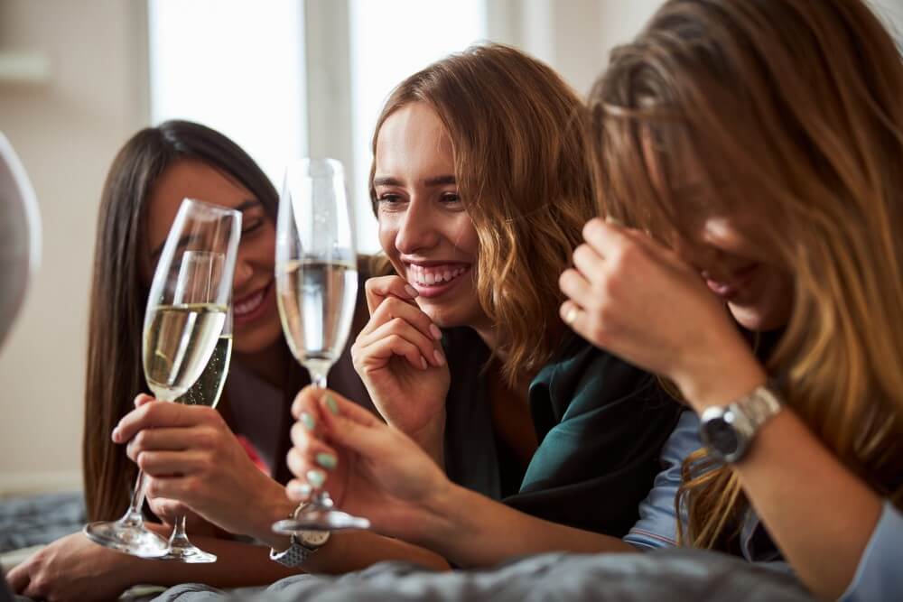 Três Amigas Fazendo Harmonização Com Champagne