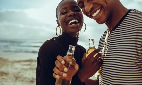 Existe Cerveja Sem álcool - Casal Tomando Cerveja Sem álcool Na Praia