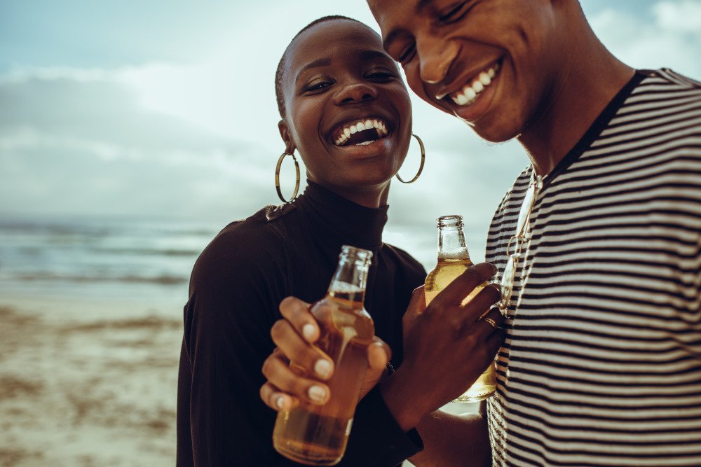 Existe Cerveja Sem álcool - Casal Tomando Cerveja Sem álcool Na Praia