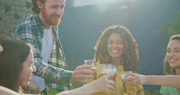 pessoas tomando cerveja em um happy hour