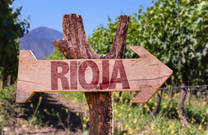 placa indicando os vinhedos em Rioja, na Espanha