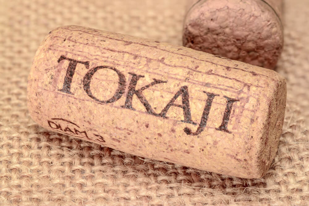 Rolha de um vinho tokaji. Nela está escrito "tokaji".