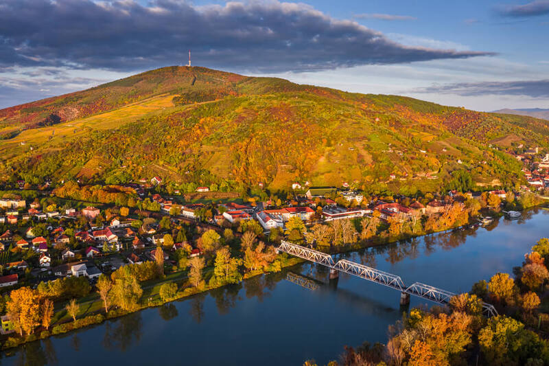 Imagem da paisagem de Tokaj-Hegyalja, a principal região produtora dos vinhos Tokaji.