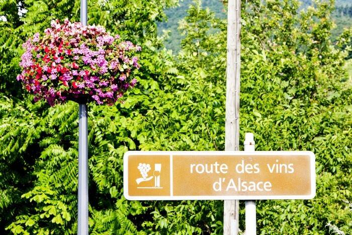placa indicando a rota de vinhos da Alsácia
