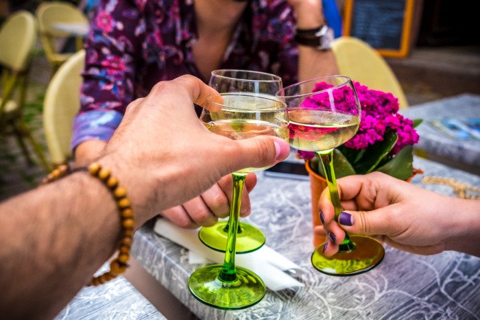 pessoas brindando com vinho gewürztraminer