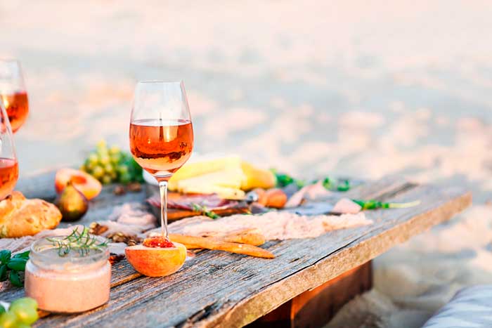 taça de peachwine, um dos tipos de vinhos dos Estados Unidos