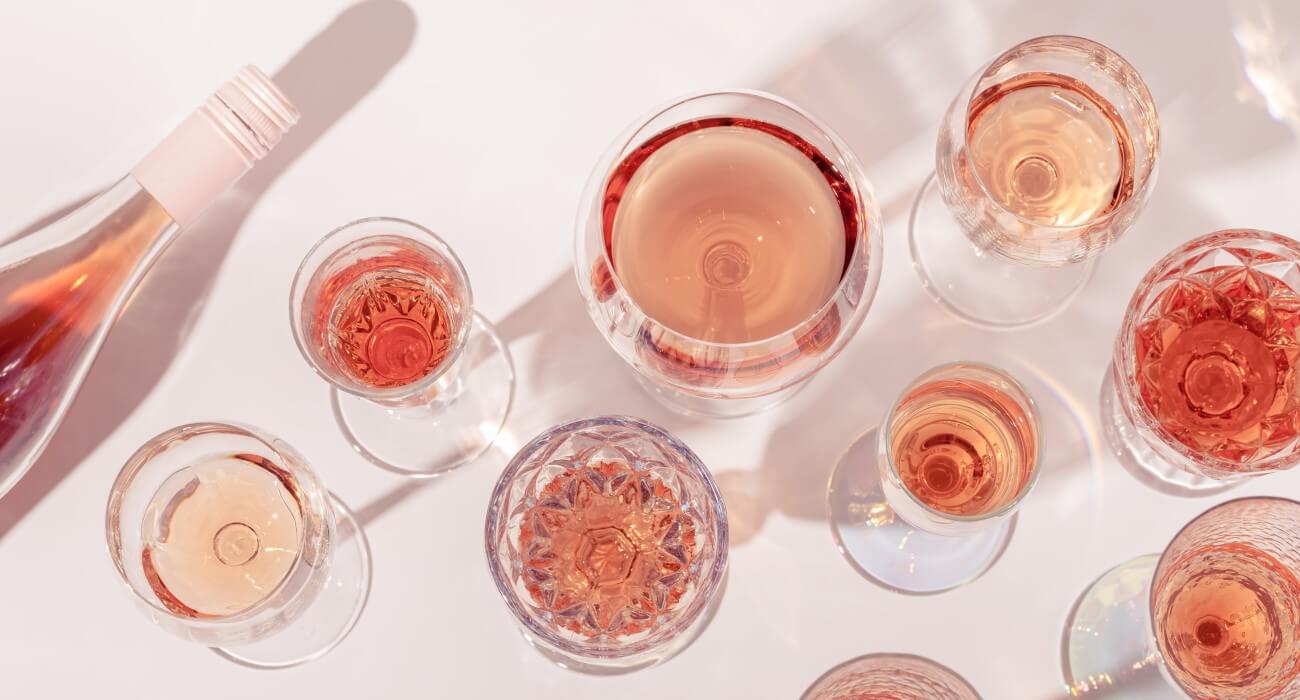 Vinho Rosé Em Taças E Nas Garrafas.