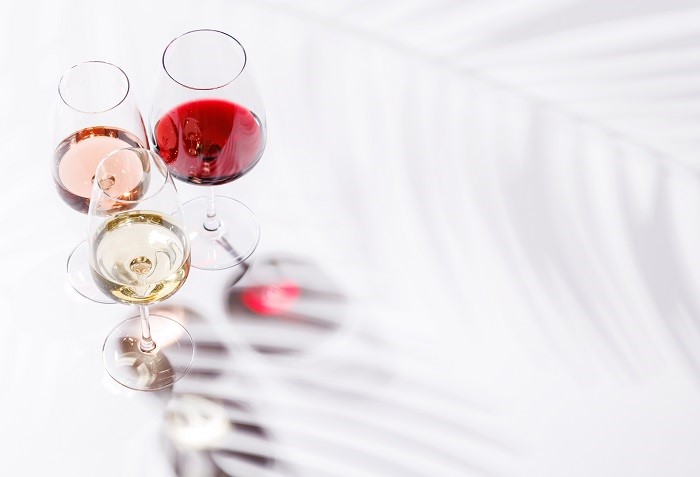 Taças de vinho com tinto, branco e rosé.