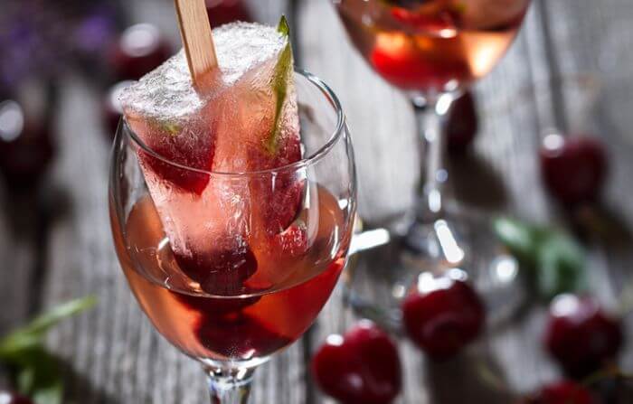 Picolé de vinho rosé é uma das receitas inusitadas com vinho