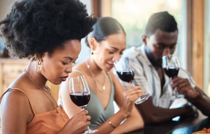 Pessoas degustando vinho Malbec, um dos melhores vinhos para iniciantes