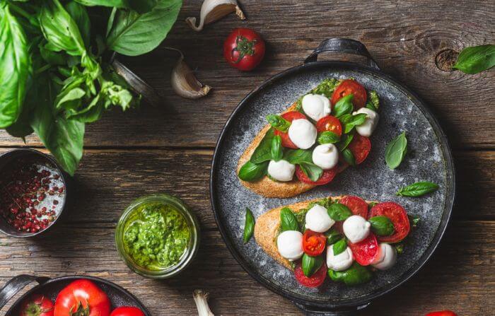 bruschetta caprese é uma ideia entre as receitas de verão