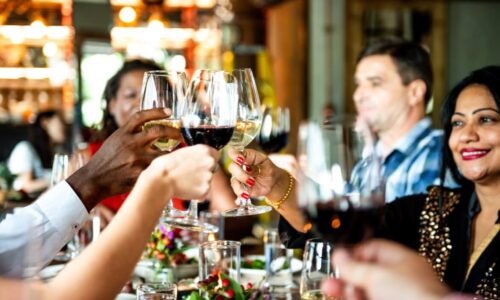 Pessoas Brindam Com Vinho No Natal.