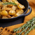 Panela de batatas assadas com alecrim e azeite