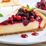 Fatia de cheesecake de frutas vermelhas