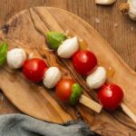 Espetinho Caprese em cima de uma tábua para servir