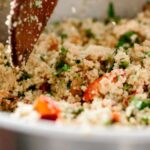 Farofa de alho e castanhas em preparo na panela