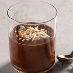 Copo de mousse de chocolate com amêndoas