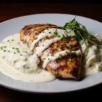 Prato de peito de frango ao molho branco