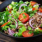 Prato de salada de trigo sarraceno