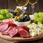 Frios dispostos em cima de uma tábua.