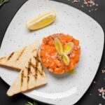 Tartare de Salmão com Cream Cheese em um prato