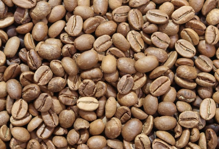 Grãos de café de torra clara.