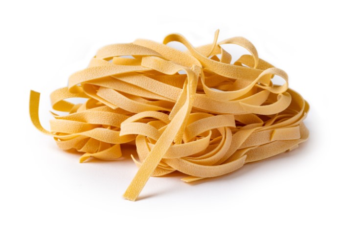 Macarrão tipo fettucine.