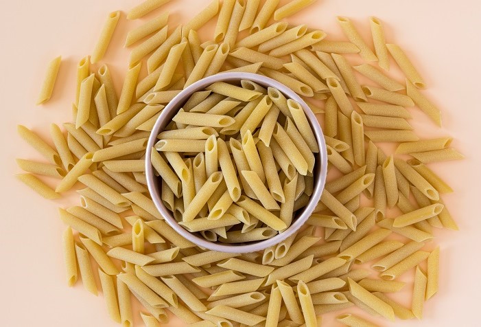 Macarrão tipo penne.