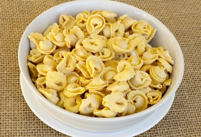 Macarrão tipo tortellini.