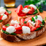 Bruschetta caprese com pesto