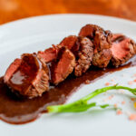 Medalhão de filé-mignon ao molho de vinho tinto