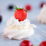 Merengue com morango