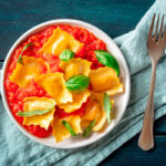Ravióli de queijo ao sugo
