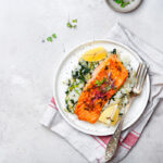 Salmão grelhado com crosta de ervas