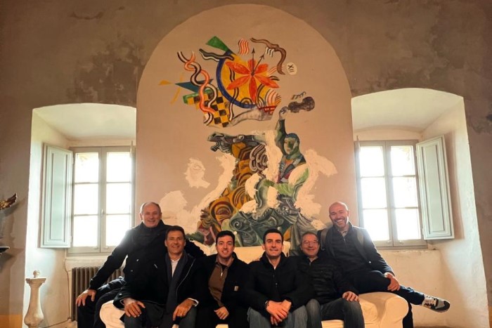 Arte de Sandro Chia na parede da vinícola Castello Romitorio.